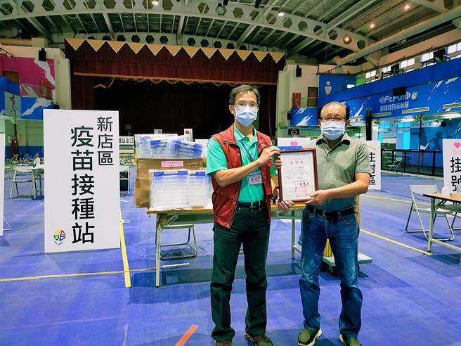 新北市议员金中玉于今（11日）再次捐赠防护面罩。（新店区公所提供）