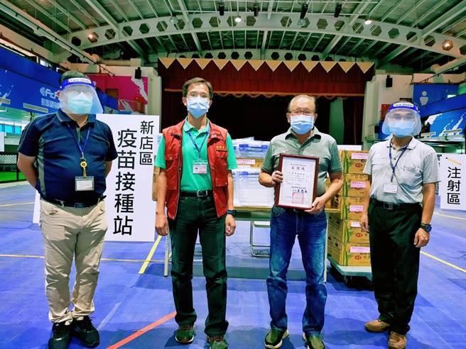 000个、矿泉水100箱及额温枪10支，由新店区长朱思戎代表接受。（新店区公所提供）