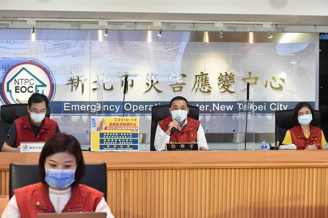 板桥国光国小2师遭爆「未戴口罩打篮球」 教育局：查证属实即刻开罚。（新北市府提供）