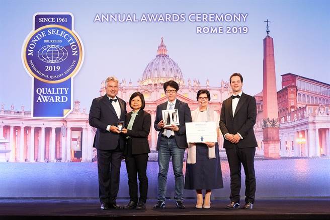 网路诈骗猖獗？学会这两招不被骗。（图/肌活丽学创研所提供，左2为黄琇琴博士）