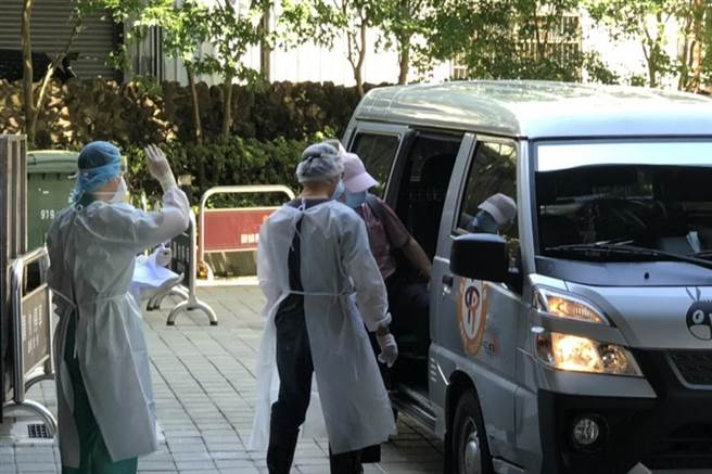 刘医师平安解隔，坐上防疫专车返家。（台北慈济医院提供）