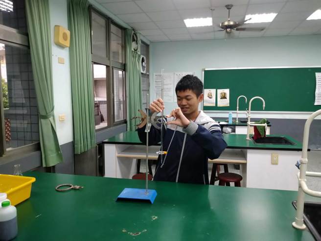 中正国中数理资优生郭睿澄，会考5A＋＋作文及5级分，已考取雄中科学班。(中正国中提供)