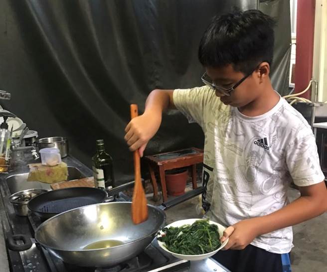官田国小学童食农课在家炒菜。（官田国小提供／刘秀芬台南传真）