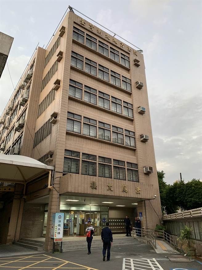 因应防疫考量，新北地院透过视讯审理洪姓嫌犯。（许哲瑗摄）