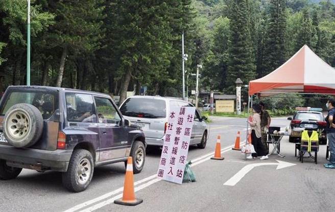 防堵疫情入侵，日月潭伊達邵部落設置自主防疫檢查站。（魚池鄉公所提供／廖志晃南投傳真）