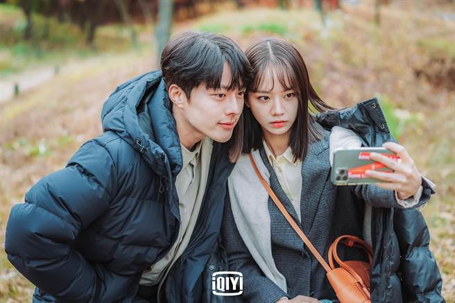 《我的室友是九尾​狐》张基龙（左）、惠利。（爱奇艺国际站提供）