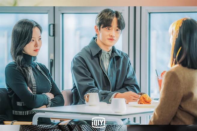 《我的室友是九尾​狐》姜汉娜（左）、金度完。（爱奇艺国际站提供）