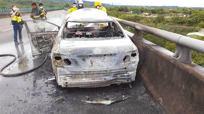 谢政安驾驶的侦防车被火烧得只剩车骨。（警方提供）