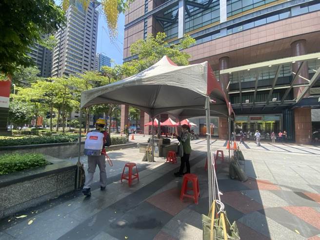 新光三越中港店封館300多名員工進行篩檢。（台中市政府提供／張妍溱台中傳真）