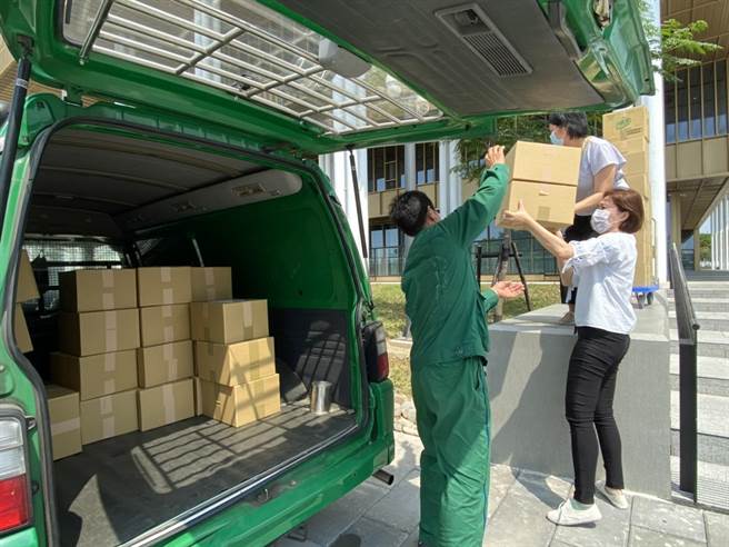 南市图6月1日推出「书香宅急便」服务，截至6月11日已有近190人次申请，并寄出100多箱图书。(台南市文化局提供／曹婷婷台南传真)