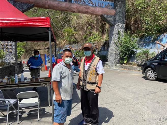 信義鄉長全志堅（右），關心原鄉防疫狀況。（信義鄉公所提供／廖志晃南投傳真）