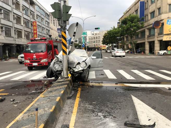 賓士車駕駛恍神，撞上安全島電杆。（台南市衛生局提供／程炳璋台南傳真）