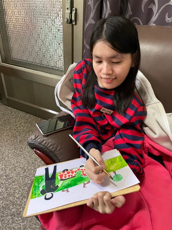 谢宜洁患有脊随性肌肉萎缩症，3年来都在家中上课。（台南曾文家商提供／刘秀芬台南传真）