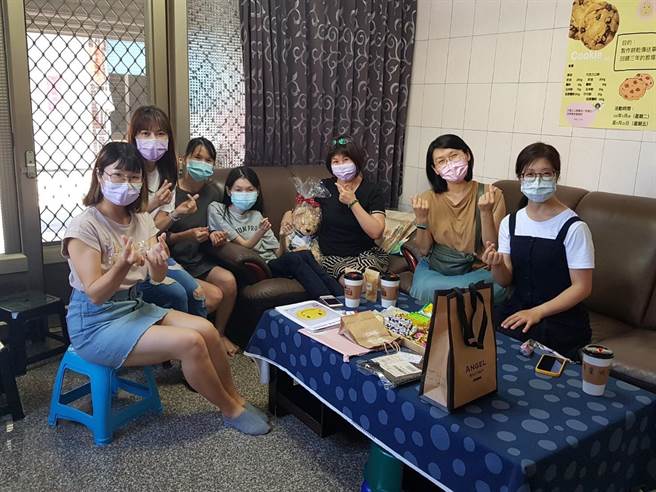 台南曾文家商校长陈艺昕（右三）与老师到谢宜洁（中）在家中为她办毕业典礼及成果展。（台南曾文家商提供／刘秀芬台南传真）