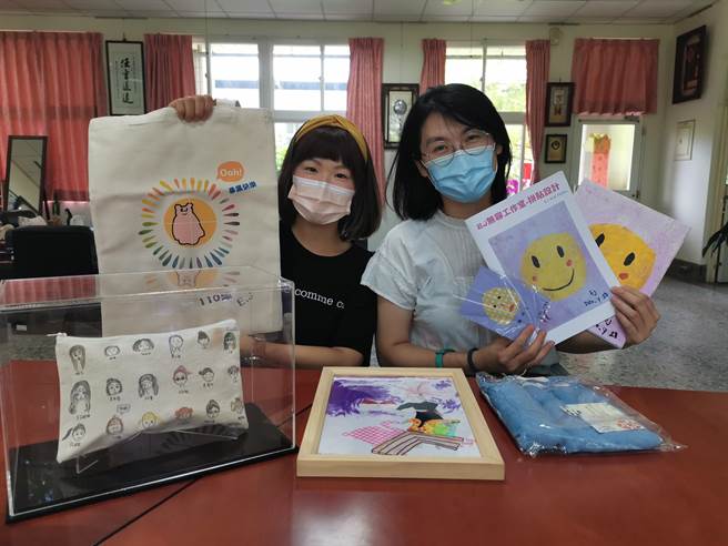 曾文家商特教老师陈雅蕙（左）、辅导主任陈姵慈说，除了让宜洁学有一技之长，也协助宜洁的作品商品化。（刘秀芬摄）