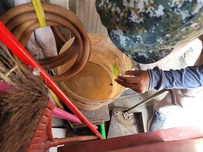 降雨產生積水容器極易成為病媒蚊孳生的溫床，呼籲民眾仔細巡查家戶內外積水容器，落實巡倒清刷。（台南市衛生局提供／曹婷婷台南傳真）