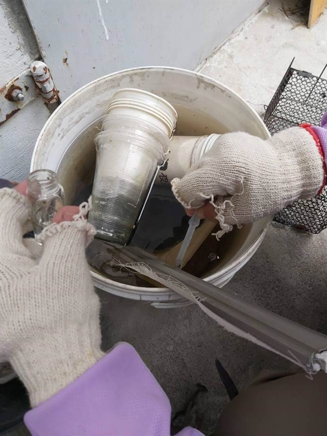 降雨產生積水容器極易成為病媒蚊孳生的溫床，呼籲民眾仔細巡查家戶內外積水容器，落實巡倒清刷。（台南市衛生局提供／曹婷婷台南傳真）
