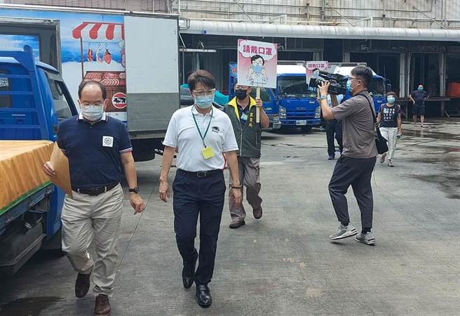 有民眾爆料高雄市鳳山肉品市場有多名工作人員未依規定戴好口罩，高雄市農業局副局長王正一（左二）11日上午帶隊前往現場稽查。（林雅惠攝）
