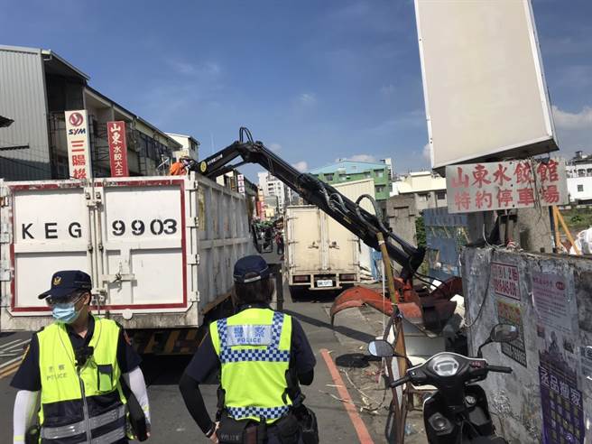 员林市公所清洁队11日上午出动环保清洁车，配合员林警方强力整顿传统市场周边道路的流动摊商清零勤务，将连接华成市场与员林市第一公有零售市场间的博爱路、沿路两侧流动摊商弃置物品，全部视为占用道路的废弃物，全数清除。（谢琼云摄）