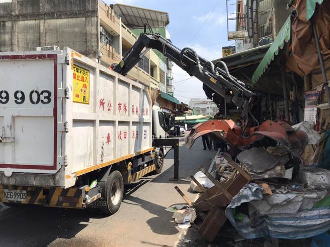 员林市公所清洁队11日上午出动环保清洁车，配合员林警方强力整顿传统市场周边道路的流动摊商清零勤务，将连接华成市场与员林市第一公有零售市场间的博爱路、沿路两侧流动摊商弃置物品，全部视为占用道路的废弃物，全数清除。（谢琼云摄）
