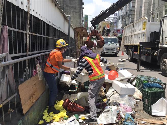 员林市公所清洁队11日上午出动环保清洁车，配合员林警方强力整顿传统市场周边道路的流动摊商清零勤务，将连接华成市场与员林市第一公有零售市场间的博爱路、沿路两侧流动摊商弃置物品，全部视为占用道路的废弃物，全数清除。（谢琼云摄）