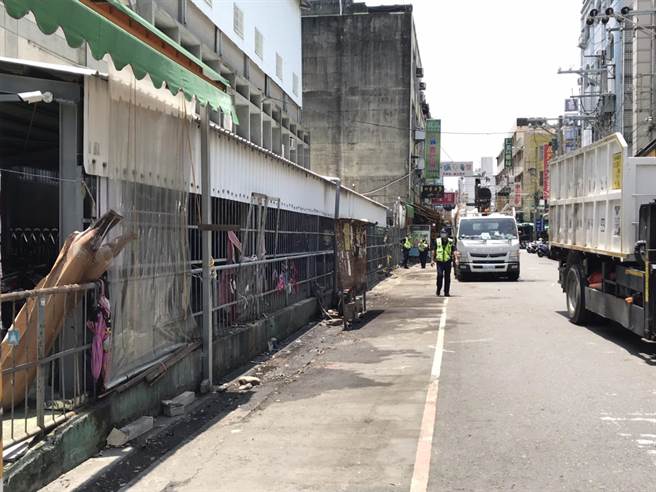 员林市博爱路北侧连接员林华成市场、南侧通往员林第一公有零售市场，沿路过去被流动摊商占满，市公所配合警方驱离清零后，立刻变得宽敞且整齐乾净许多。（谢琼云摄）