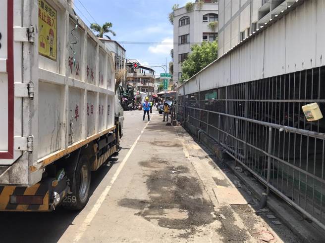 员林市博爱路北侧连接员林华成市场、南侧通往员林第一公有零售市场，沿路过去被流动摊商占满，市公所配合警方驱离清零后，立刻变得宽敞且整齐乾净许多。（谢琼云摄）