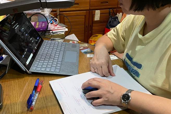 林云雀昨天下午才PO工作照，晚上还分享自制综合果汁并与朋友互动聊天，怎料今天一早被发现猝死在床上。(图／林云雀脸书)