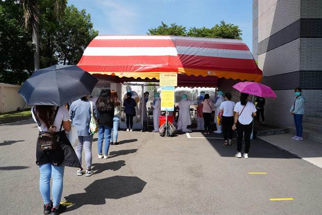 環鴻科技與環隆電氣公司，11首開南投先例，進行企業快篩。（南投縣政府提供／廖志晃南投傳真）