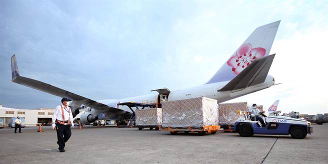 首批向日採购的负压隔离舱10日下午运抵台湾，货机停妥后，地勤人员忙着将装载隔离舱零组件的木箱一一卸下。（范扬光摄）