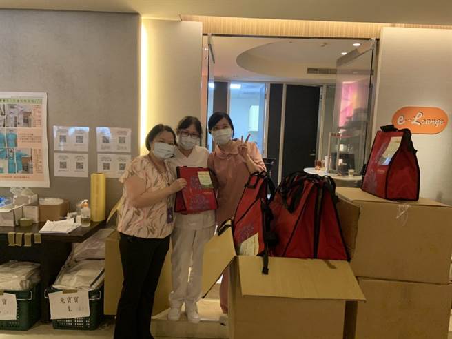 凯撒饭店赠送端午粽礼，感谢第一线医护、警察。（凯撒饭店提供）