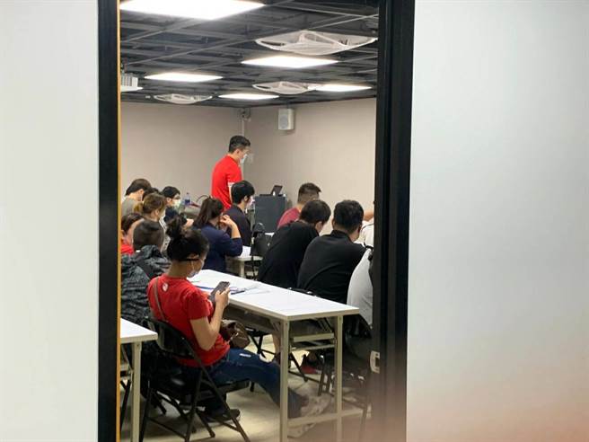 永康区某工厂面试多达41人群聚，警方移送卫生局裁处。（民眾提供／曹婷婷台南传真）