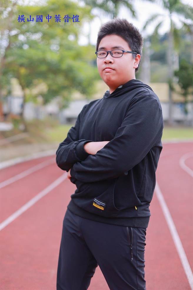 横山国中叶晋恺在课余也协助家中农务，在会考中拿下5A10＋好成绩。（县府提供／庄旻静新竹传真）