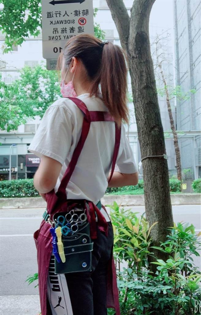 稻江商職商業經營科增設寵物經營組，校友寵物美容師張喬雯認為是正確方向，圖為她考照前一身美容器材行頭。(戴志揚翻攝)