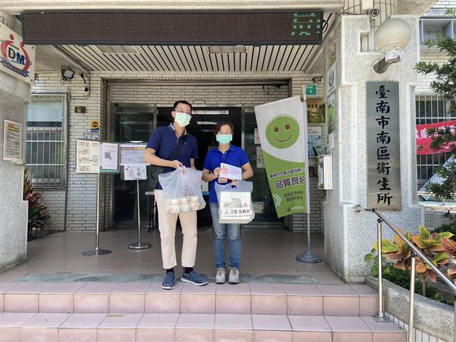 南瀛IMC挺醫護，請南科贊美酒店製作200個愛心便當送給衛生所篩檢站的醫護人員。（南科贊美酒店提供／劉秀芬台南傳真）