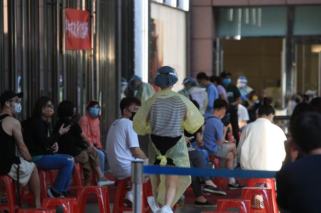 台中新光三越中港店一楼香奈儿化妆品柜姐确诊，台中市政府下午优先针对1楼楼层及相关人员执行首波快筛。（黄国峰摄）