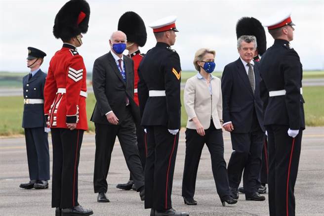 范德赖恩（着灰衣者）搭机抵达英国，准备参加G7峰会。（图／路透社）