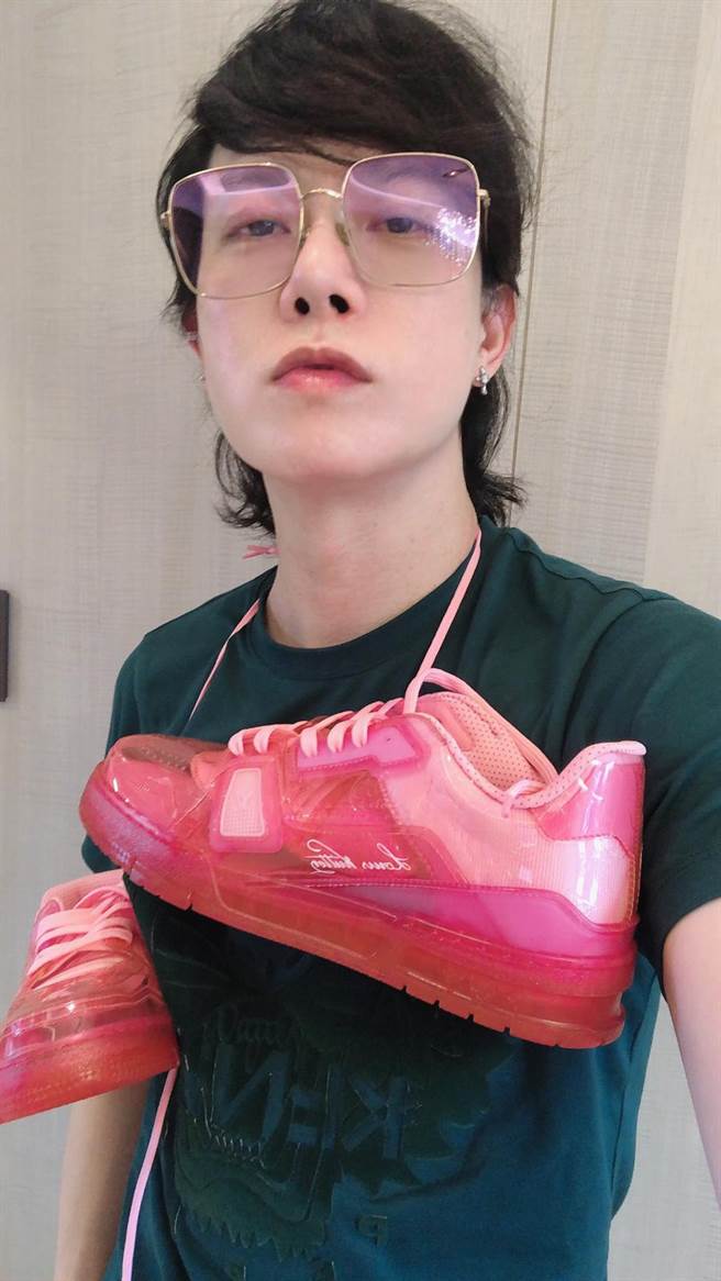 经纪人小玮秀出LV秀款的桃红色果冻球鞋。 （TVBS提供）