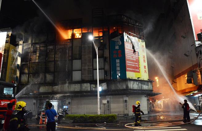 屏市一处眼科诊所四楼意外起火，警消出动云梯车灌救。(林和生摄)