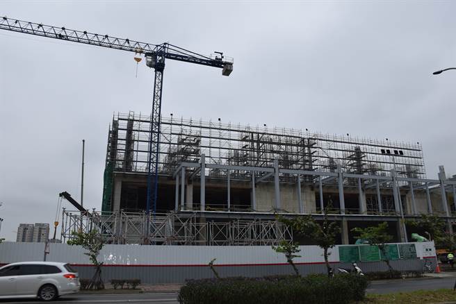 《日经亚洲》透露，台积电考虑在美国兴建晶片封装厂，将是台积电在台湾以外的首座这类设施。图为建设中的台积电竹南第6封装厂。（图／谢明俊摄）