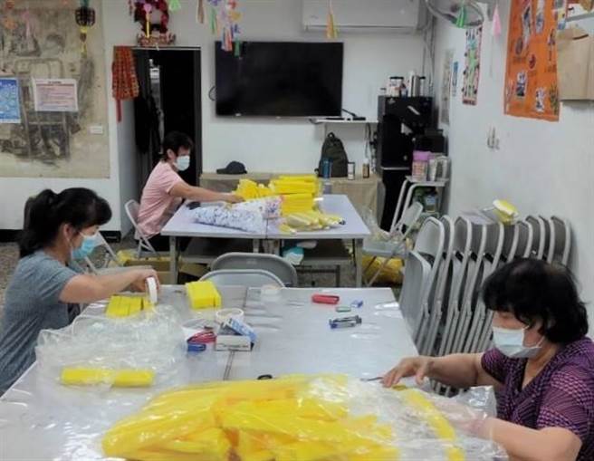 「汐止區文健站」製作防護面罩。（新北市原民局提供）