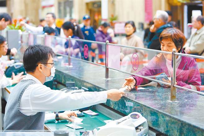 一名男网友在网上发文抱怨，表示分流上班不仅没比较安全，还造成更严重的群聚。图为民眾到银行办理业务的画面，与本文无关。（示意图／本报资料照）