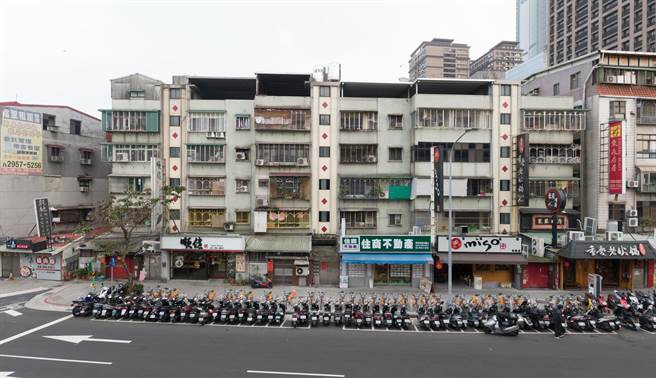 新北市都更三箭政策中之第二箭-「主干道沿线环境优化」，今（11日）第三案「汉生东路周边建筑物」环境改善示范标的竣工。（城乡局提供）