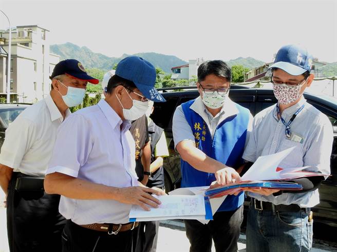 林明溱会勘时全程戴口罩，事后脱口罩拍合照引发风波。（南投县政府提供／廖志晃南投传真）