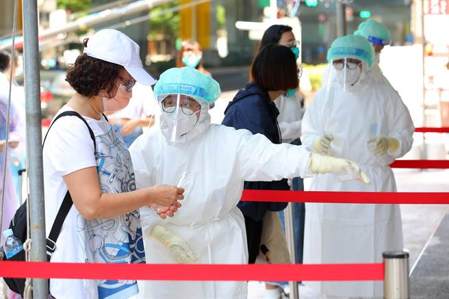 東森集團安排全體員工進行PCR檢測，位在中和的東森購物網總部前廣場，設置3個篩檢窗口，現場嚴格控管人員數量，員工依照名單依序進行篩檢。(東森提供)