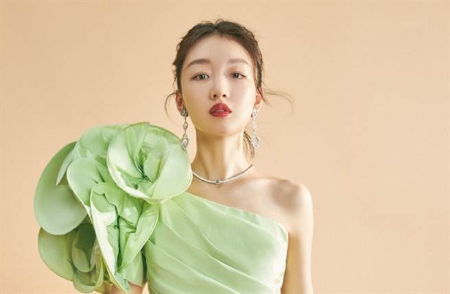 周冬雨是今晚上海電影節最搶眼的女星。(取自周冬雨工作室微博)