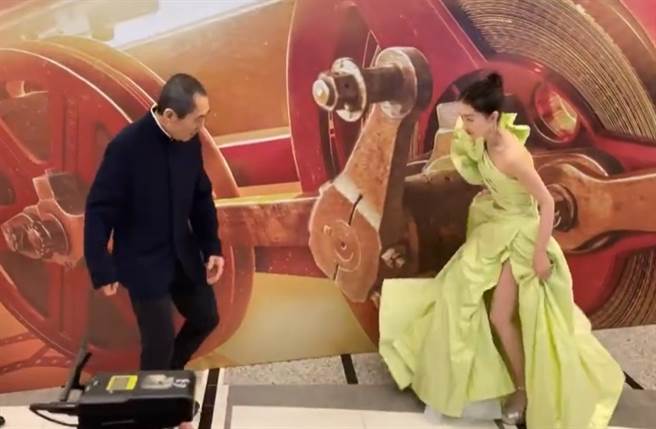 周冬語個性不拘小節，直接在紅毯上開腿整理裙擺。(取自微博)