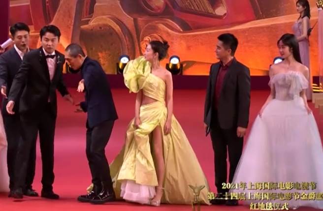 周冬雨裙下不時露黑影。(取自微博)