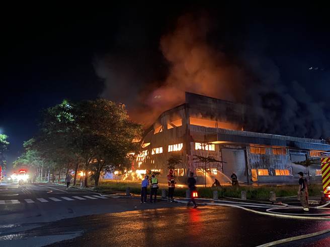 台南市柳营区工六路一处工厂今晚发生火警，面积约1600平方公尺全面燃烧，陷入一片火海。（图／脸书_记者爆料网）