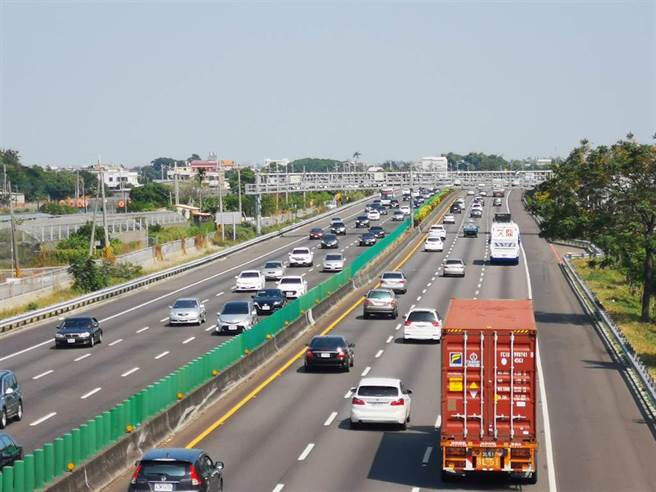 為防疫情擴散，交通部祭出史上首次匝道儀控管制，盡力避免民眾返鄉過節。(示意圖／資料照、吳建輝攝)